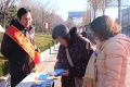 市人社局開展居民醫(yī)保上街宣傳活動，宣傳居民醫(yī)保政策，解答群眾